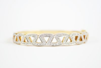 une bague en or jaune et en or blanc sertie de diamants