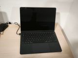 un ordinateur portable posé sur un bureau avec une souris