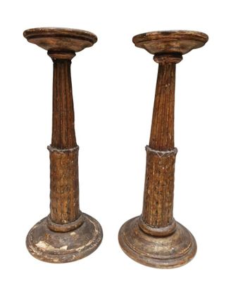 paire de bougeoirs anciens en bois avec des socles tournés