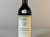 une bouteille de vin posée sur une table