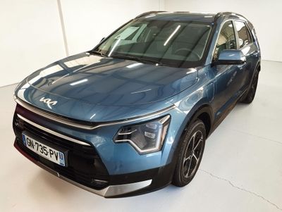 une photo d'un 4x4 bleu garé dans un garage