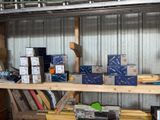 de nombreuses boîtes, les unes à côté des autres, sur une étagère dans un garage