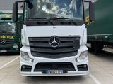 deux camions garés l'un à côté de l'autre dans un parking