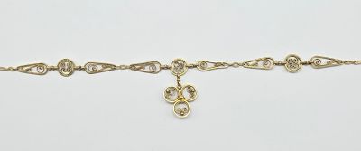 un bracelet en chaîne d'or orné d'une croix