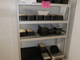 une étagère sur laquelle sont posés des casseroles et des poêles, dans une pièce
