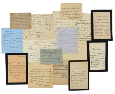 une pile de vieilles lettres et de vieux papiers posée sur une surface blanche