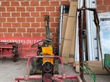 une petite machine posée devant un mur de briques
