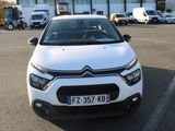 une voiture blanche garée dans un parking