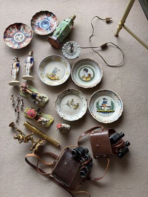 beaucoup d'objets posés sur le sol