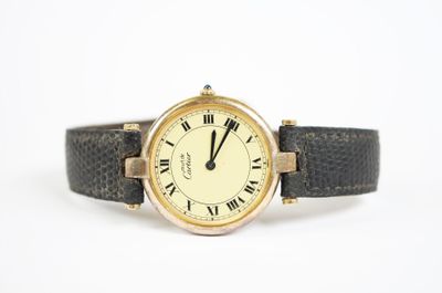 une image d'une montre-bracelet avec des chiffres romains