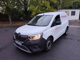 la camionnette blanche est garée sur le parking à l'extérieur du bâtiment
