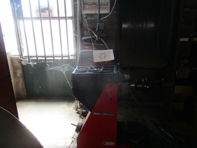 a picture of a machine that is sitting in a room
