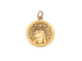 un pendentif en or orné d'une tête de Bouddha et d'une couronne