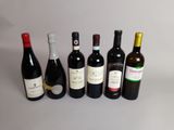 plusieurs bouteilles de vin sont alignées sur une table
