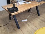 un bureau avec une chaise et un ordinateur dessus