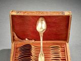 une boîte en bois contenant une cuillère et d'autres cuillères