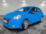 la voiture bleue est garée dans le garage sur un sol en damier