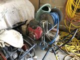 un tas de tuyaux et d'autres équipements dans un garage