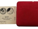 une image représentant un portefeuille rouge avec une pièce d'argent posée devant