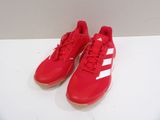 Des chaussures adidas sur un fond blanc