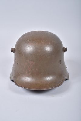 un vieux casque sur une surface blanche avec un fond blanc