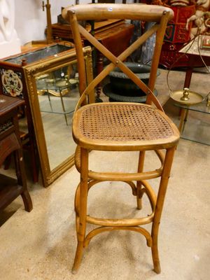 une chaise qui se trouve devant un miroir
