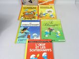 six livres pour enfants sont alignés sur une surface blanche