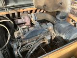 un très vieux moteur à l'arrière d'un camion