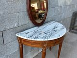 une table en marbre sur laquelle se trouve un miroir