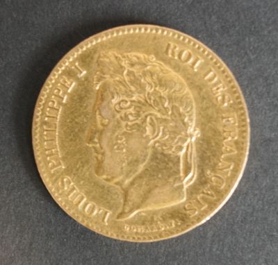 gros plan d'une pièce d'or sur une surface noire