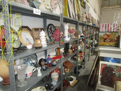 de nombreuses étagères contenant divers objets dans une pièce