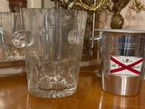 des bouteilles et des verres posés sur une table en bois, avec un miroir en arrière-plan