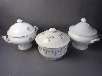 Lot comprenant: 2 soupières en porcelaine et 1 soupière en f…