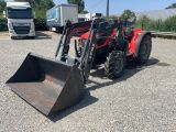 un tracteur et un bulldozer sur un parking