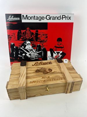 une boîte en bois sur laquelle est représentée une voiture de course