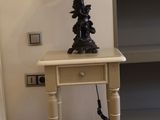 une petite table sur laquelle est posée une lampe