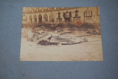 une vieille photo d'un bateau sur la plage