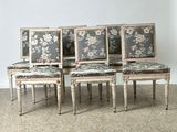 several chairs are lined up against a wall in a room