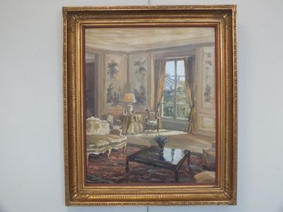un tableau accroché au mur d'un salon