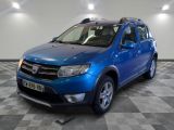une photo d'une dacia bleue garée sur un sol en damier