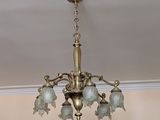 un lustre suspendu au plafond d'une pièce