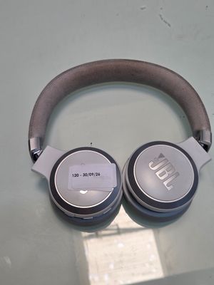 un casque posé sur une table en verre