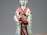 une image représentant une figurine de femme vêtue d'un kimono