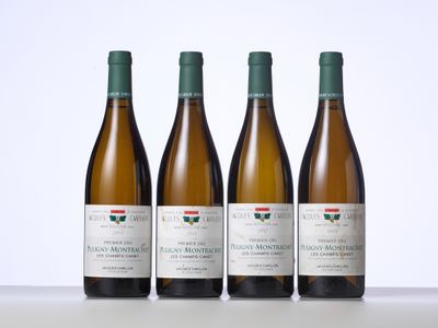 trois bouteilles de vin posées sur une table l'une à côté de l'autre