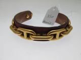 gros plan d'un bracelet sur une surface blanche avec une étiquette de prix