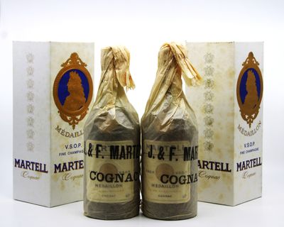 deux bouteilles de vin de Cogna posées l'une à côté de l'autre sur une table