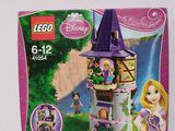 La boîte est ouverte pour montrer le contenu du château Lego Disney Princess.