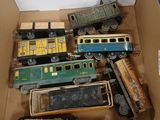 une boîte remplie de petits trains et de petites voitures