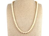 un collier de perles blanches sur un mannequin mannequin mannequin mannequin mannequin mannequin mannequin mannequin mannequin mannequin