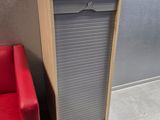 une chaise rouge dans un coin de la pièce, à côté d'une chaise rouge